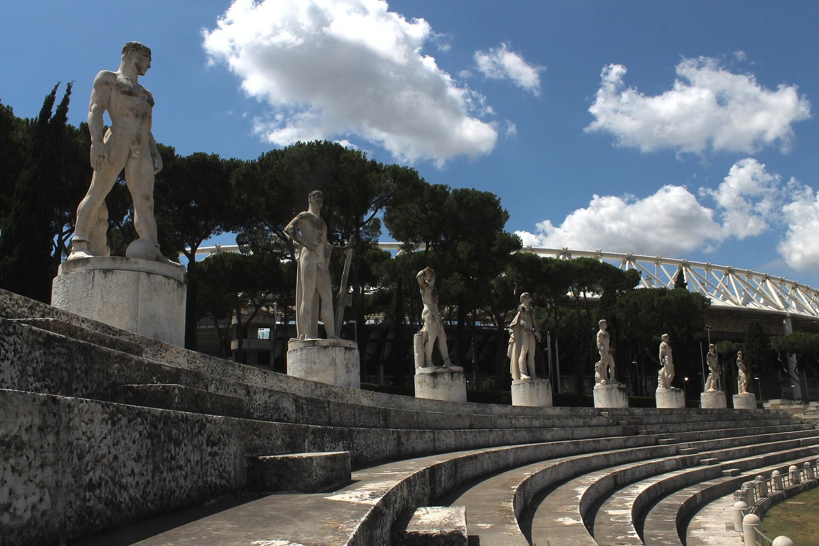 Le gradinate in marmo dello Stadio dei Marmi al Foro Italico di Roma, con le statue di atleti