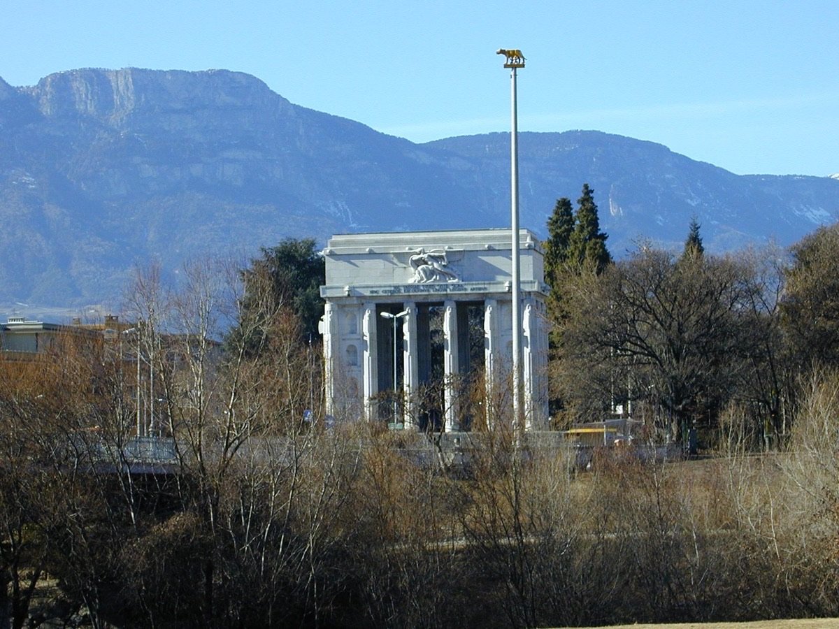 Il Monumento alla Vittoria di Bolzano, un arco trionfale in marmo bianco progettato da Marcello Piacentini