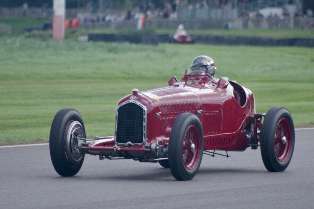 Alfa Romeo P3 Tipo B rossa, monoposto da corsa degli anni Trenta, in azione su un circuito durante una rievocazione storica