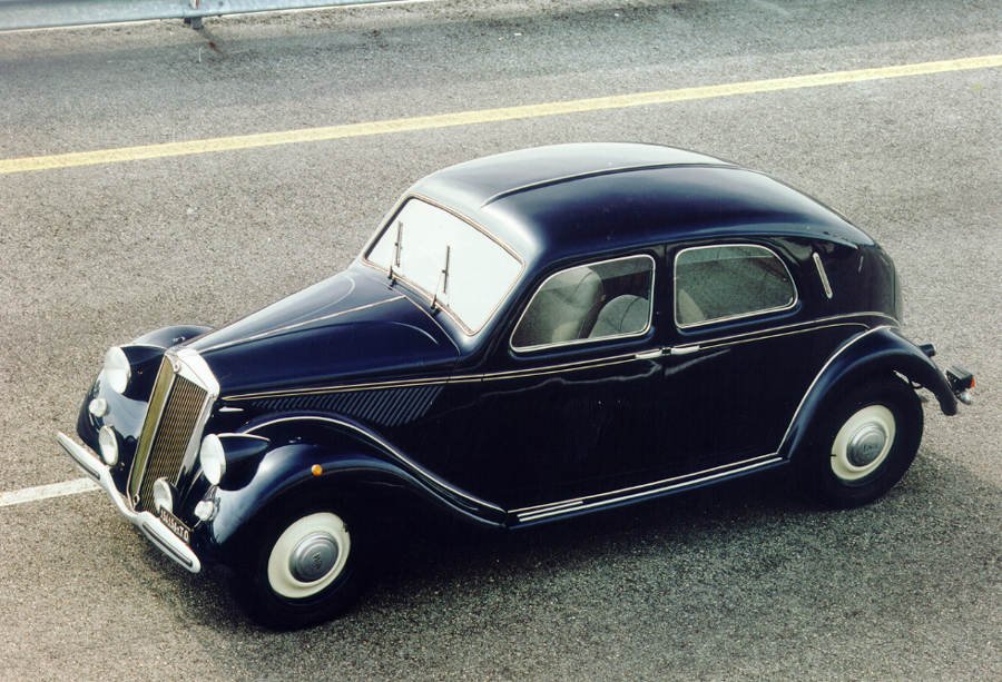 Lancia Aprilia del 1937, berlina dalla linea aerodinamica, vista di tre quarti dall'alto
