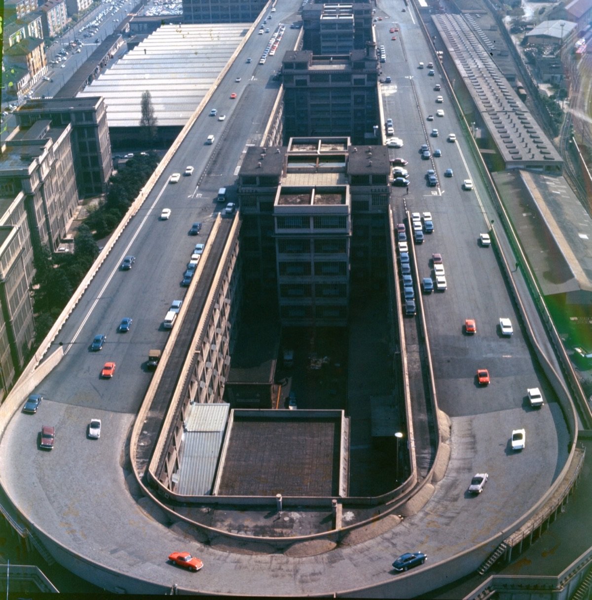 Veduta aerea della pista di collaudo sul tetto dello stabilimento Fiat Lingotto di Torino, con le due curve sopraelevate alle estremità