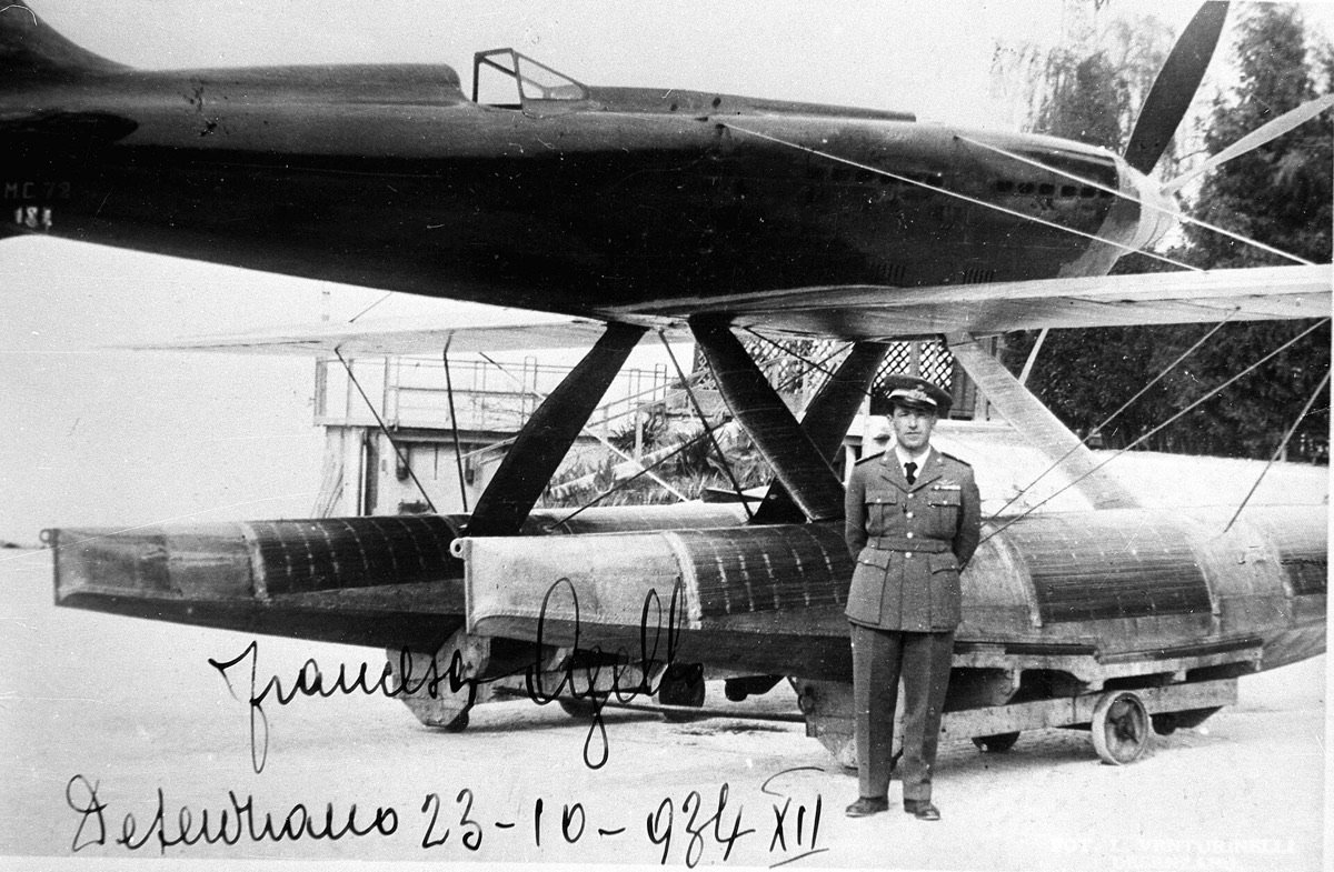Il pilota Francesco Agello in uniforme accanto all'idrovolante Macchi M.C.72 a Desenzano, in una fotografia con dedica autografa del 23 ottobre 1934