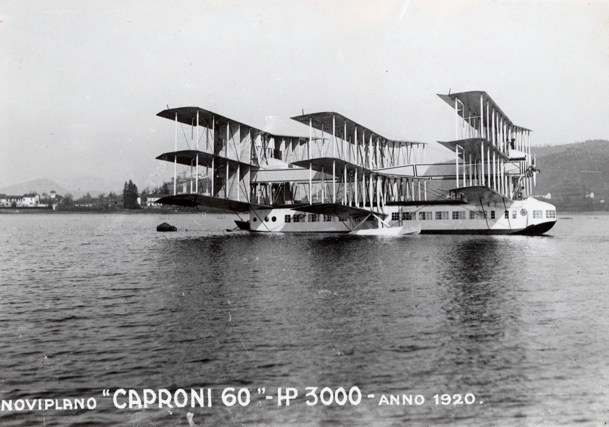 Il Caproni Ca.60 Transaereo, gigantesco idrovolante a nove ali, sul Lago Maggiore in una fotografia del 1921