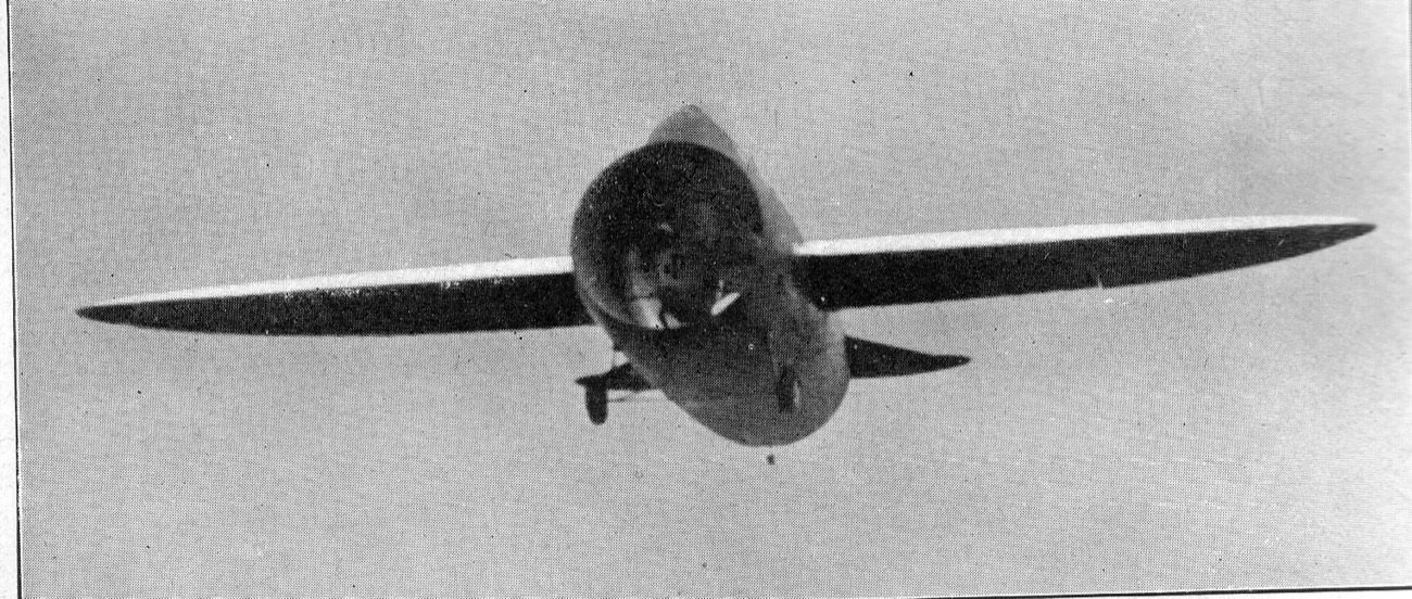 Lo Stipa-Caproni, il «barile volante», in volo: un aereo con la fusoliera a forma di botte cava che racchiude l'elica