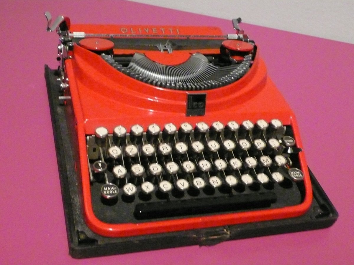 Una macchina per scrivere portatile Olivetti MP1 (Ico) del 1932, nera, vista dall'alto