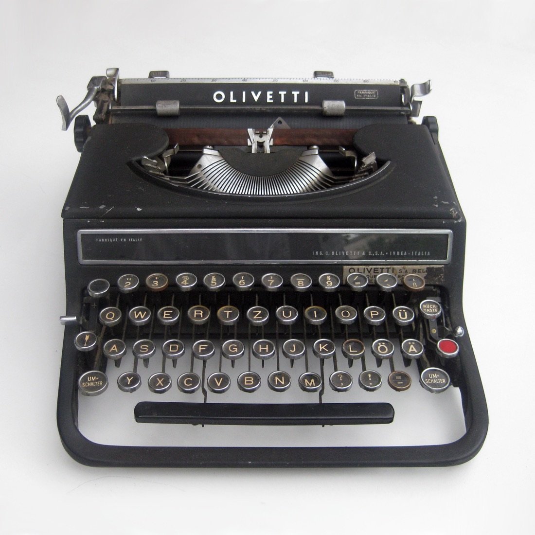 Una macchina per scrivere Olivetti Studio 42 del 1935, dalle linee arrotondate e moderne