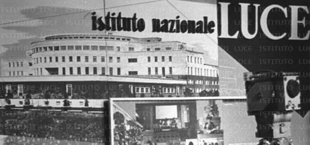 Insegna «istituto nazionale LUCE», un edificio razionalista e una cinepresa in una composizione d'epoca dell'Archivio Luce