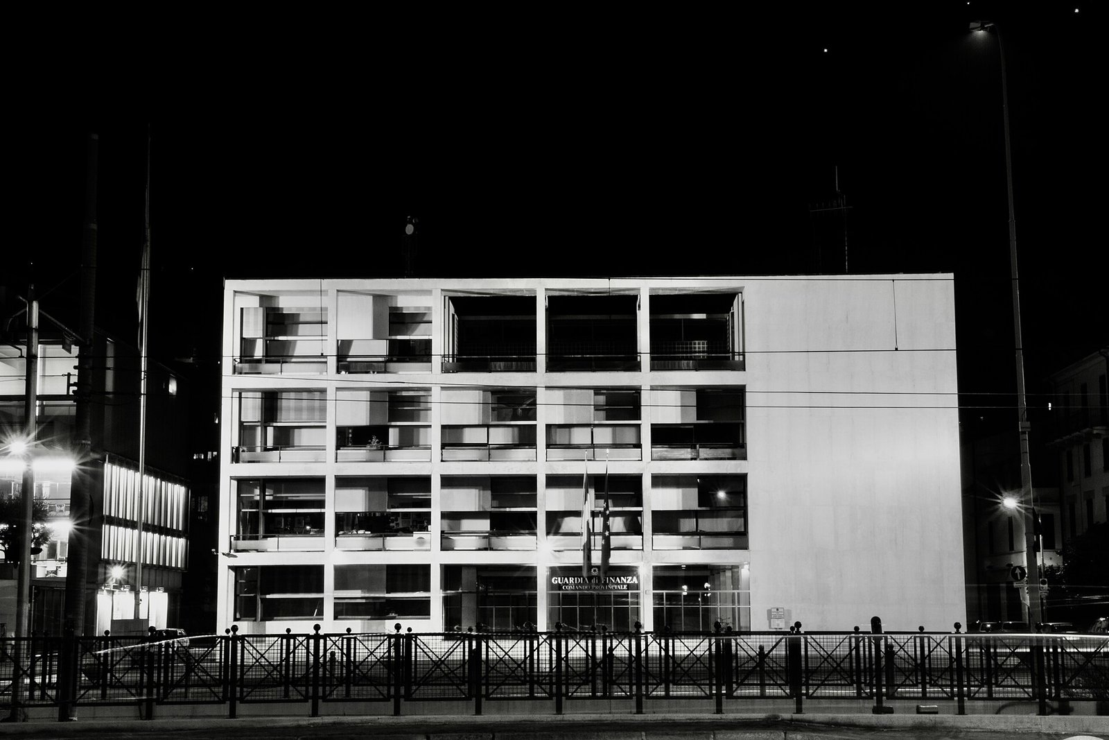 La facciata a griglia della Casa del Fascio di Como, di Giuseppe Terragni