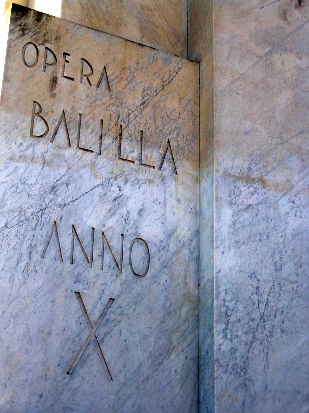 L'obelisco monolitico in marmo del Foro Italico di Roma, con l'iscrizione «MVSSOLINI DVX»