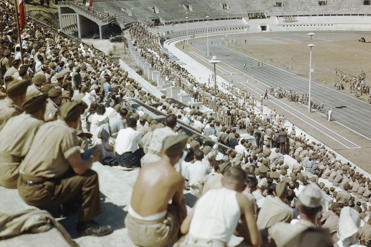 Una manifestazione sportiva al Foro Italico di Roma nel 1944, con atleti e pubblico sulle gradinate